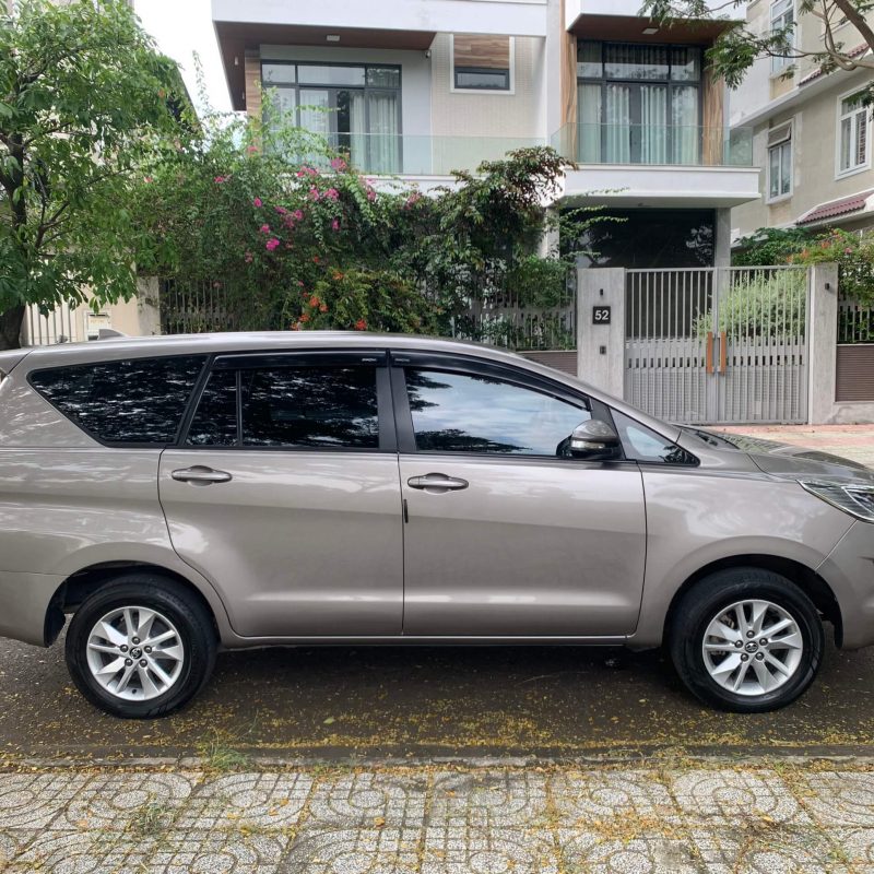 Toyota Innova 2.0E sản xuất 2017 màu đồng giá tốt