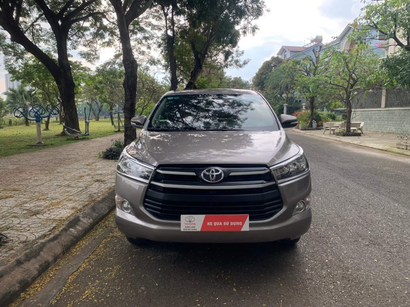 Toyota Innova 2.0E sản xuất 2017 màu đồng giá tốt