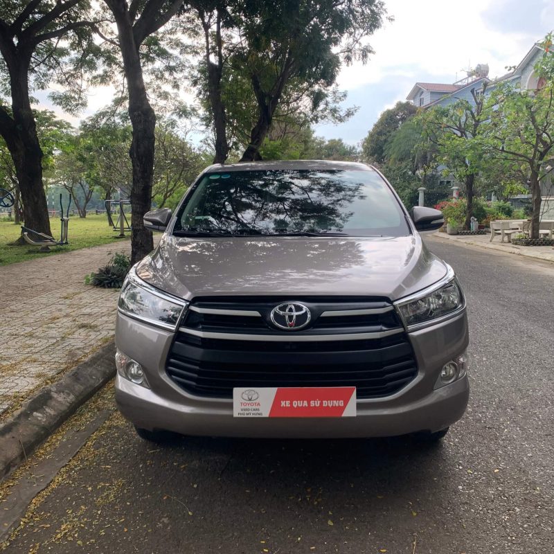 Toyota Innova 2.0E sản xuất 2017 màu đồng giá tốt