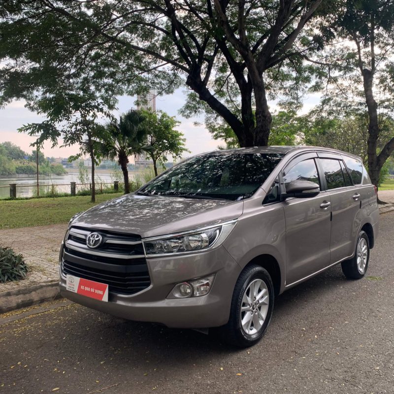 Toyota Innova 2.0E sản xuất 2017 màu đồng giá tốt