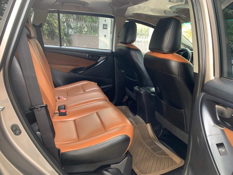 Toyota Innova 2.0E sản xuất 2017 màu đồng giá tốt