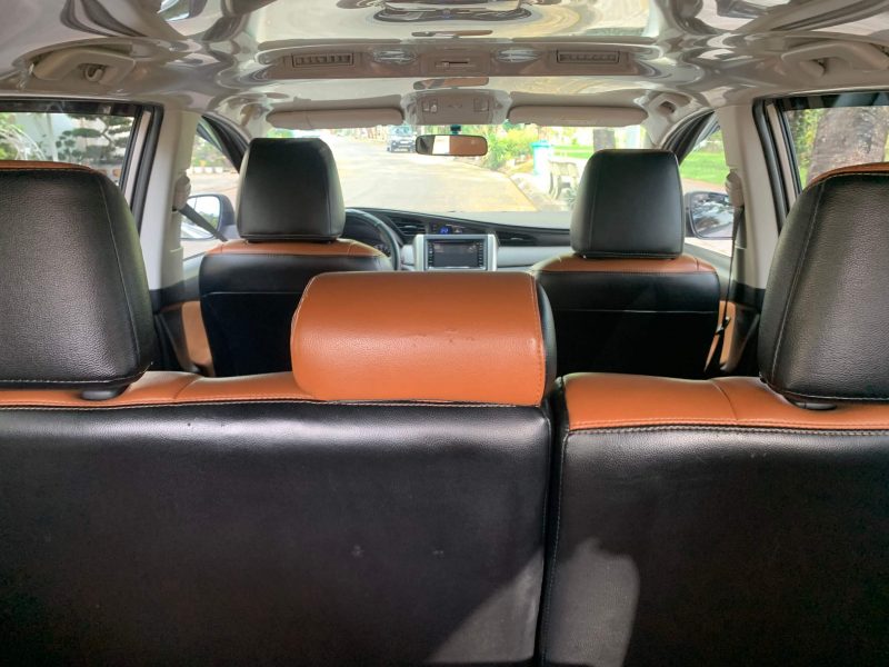 Toyota Innova 2.0E sản xuất 2017 màu đồng giá tốt