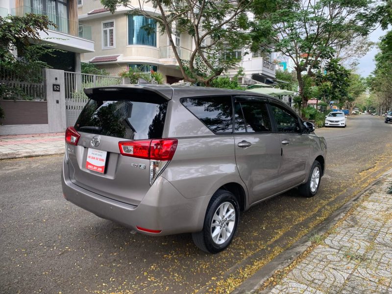 Toyota Innova 2.0E sản xuất 2017 màu đồng giá tốt