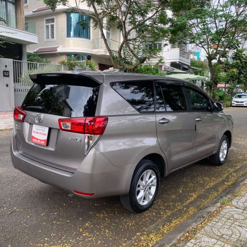 Toyota Innova 2.0E sản xuất 2017 màu đồng giá tốt