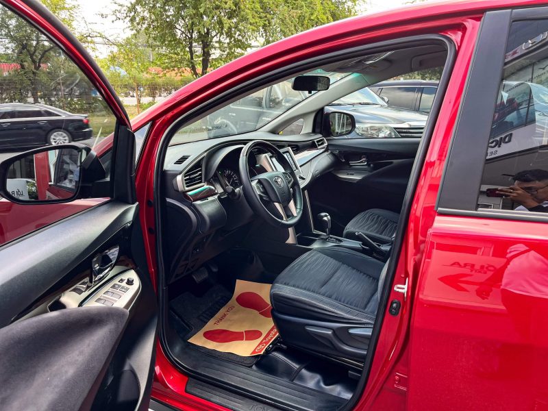 Innova Venturer 2018 màu đỏ số tự động giá tốt