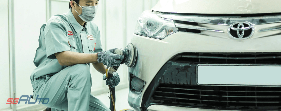 kỹ thuật viên làm đẹp xe