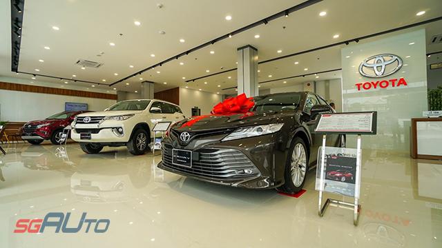 showroom trưng bày xe ô tô mới