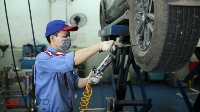 kỹ thuật viên toyota ltk bảo dưỡng xe cho khách
