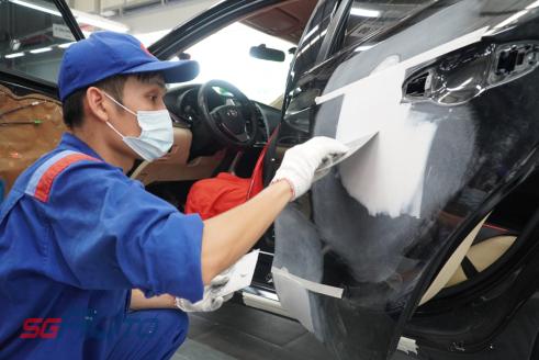kỹ thuật viên tltk làm đẹp xe cho khách
