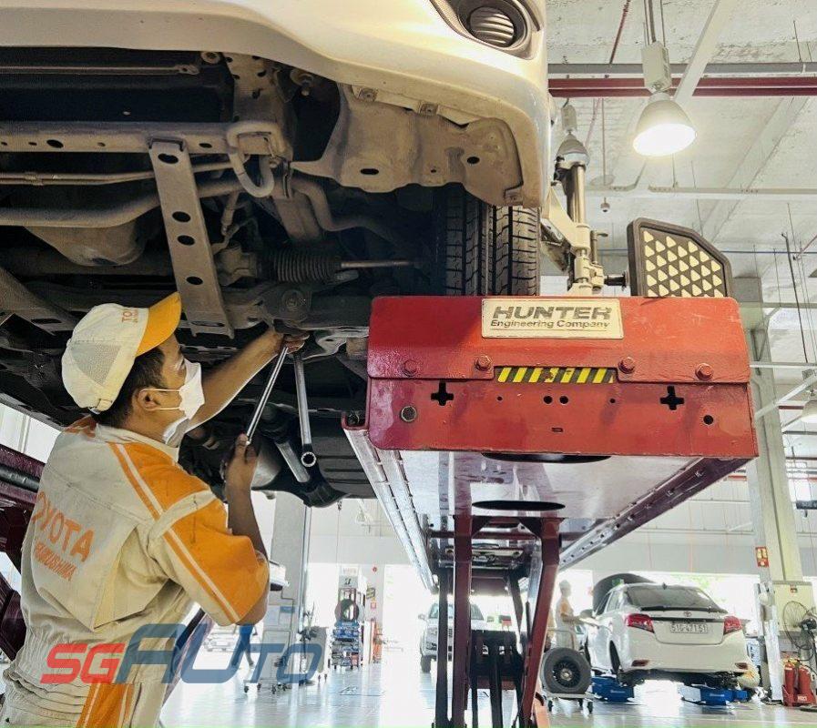 kỹ thuật viên thao tác với máy cân chỉnh góc đặt bánh xe Hunter