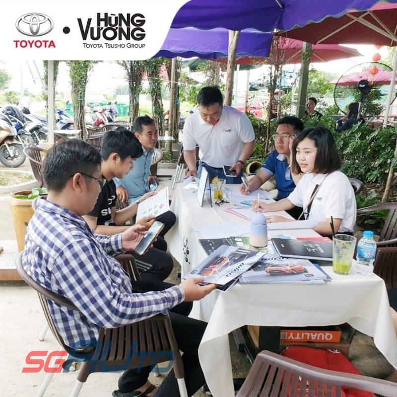 nhân viên đại lý tư vấn cho khách hàng lái thử