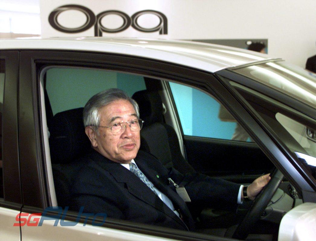 Chủ tịch Shoichiro Toyoda ngồi thử xe mới của hãng