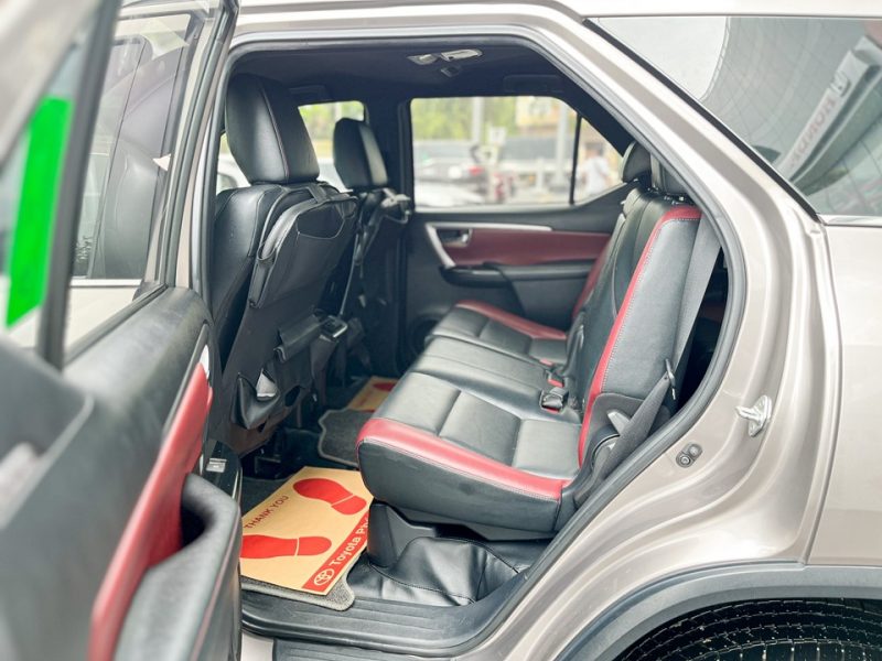 Toyota Fortuner Legender 2.4AT đời 2021 giá tốt