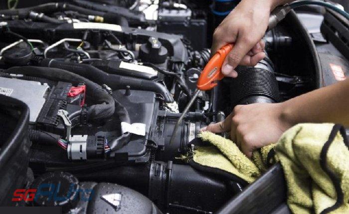 vệ sinh khoang máy ô tô giúp bảo quản ô tô tốt hơn