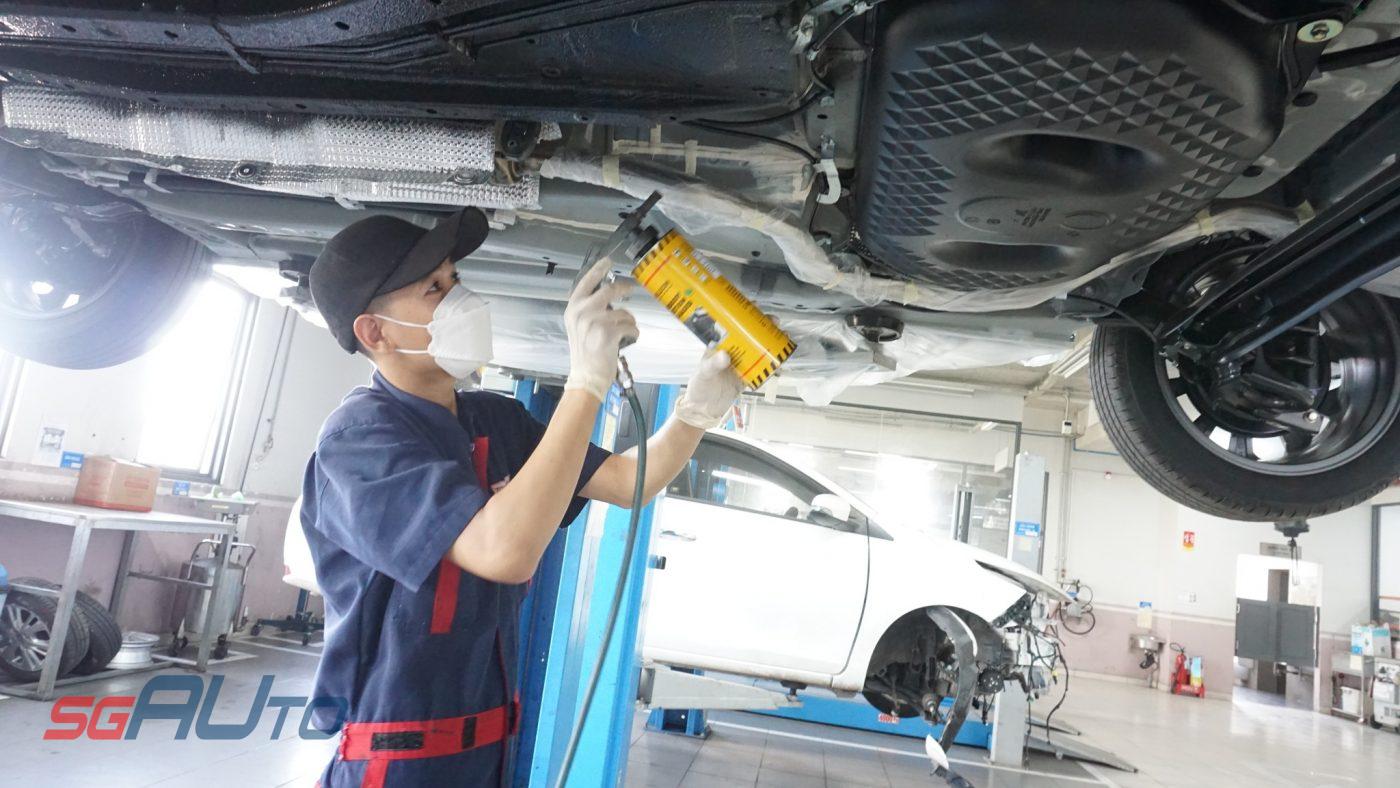 Vệ sinh gầm xe